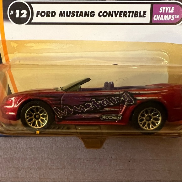 2002 Matchbox "To The Rescue" #12 Ford mustang convertible Diecast DC405 - Picture 2 of 5